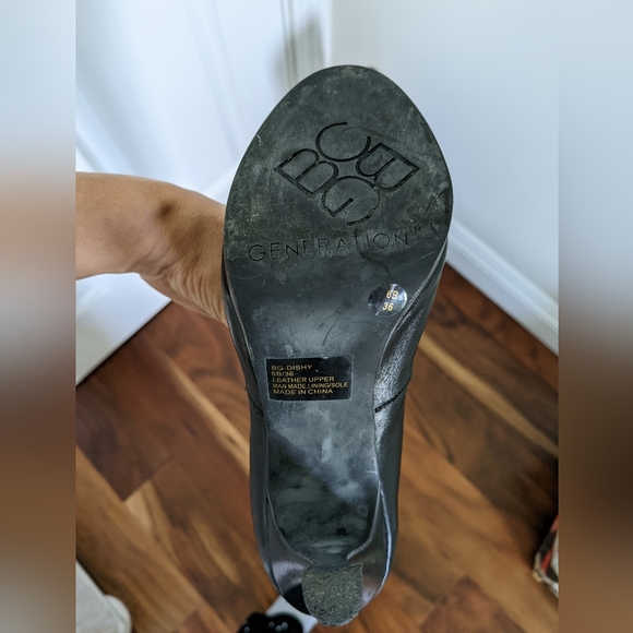 BCBG size 6 black leather boots - Picture 3 of 3